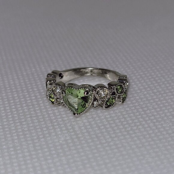 11 | NWOT | Magic Mint Cubic Zirconia Heart Pavé Leaf Ring - Picture 1 of 2